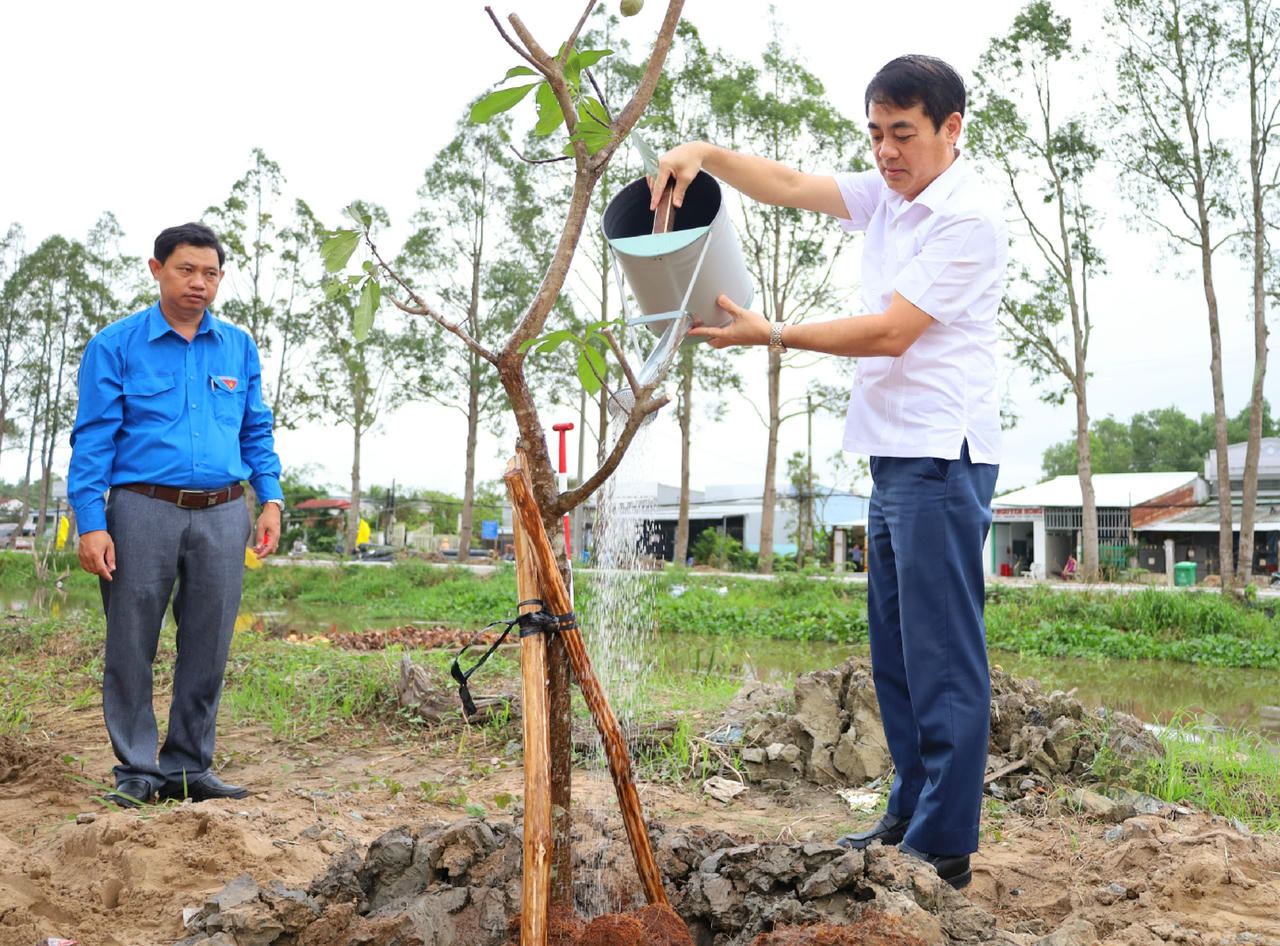 Hậu Giang phát động trồng cây 'chống biến đổi khí hậu' tại Mekong Delta Marathon 