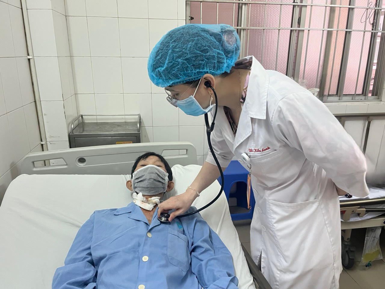 Đoạn khăn giấy dài 15cm trong phế quản người đàn ông 