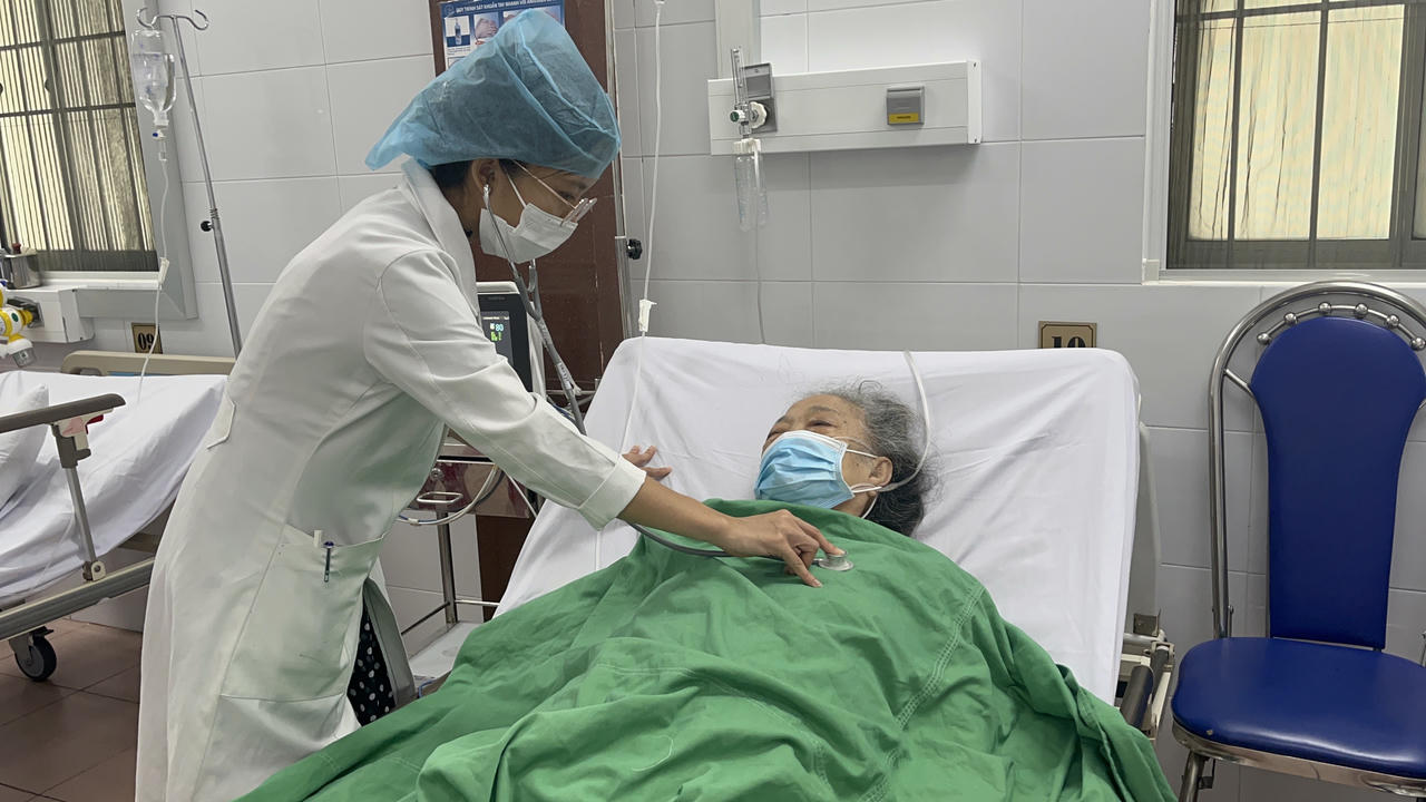 Điều trị thành công cho bệnh nhân nhiều lỗ rò động mạch cảnh - xoang hang ở Cần Thơ 