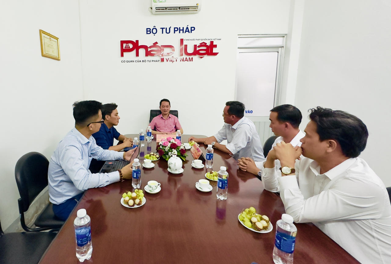 Báo PLVN trao quyết định Trưởng VPĐD tại Tiền Giang và Kiên Giang 