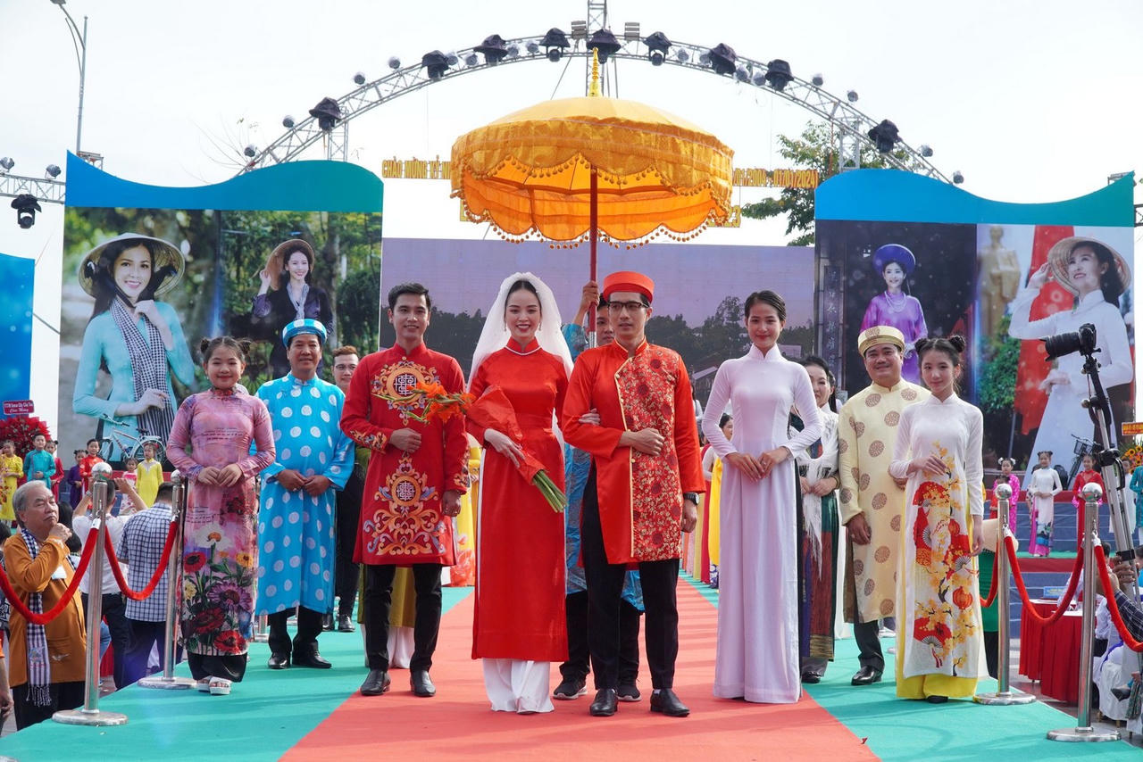 Cần Thơ xác lập kỷ lục với sự kiện diễu hành Áo bà ba và Áo dài đông nhất Việt Nam 