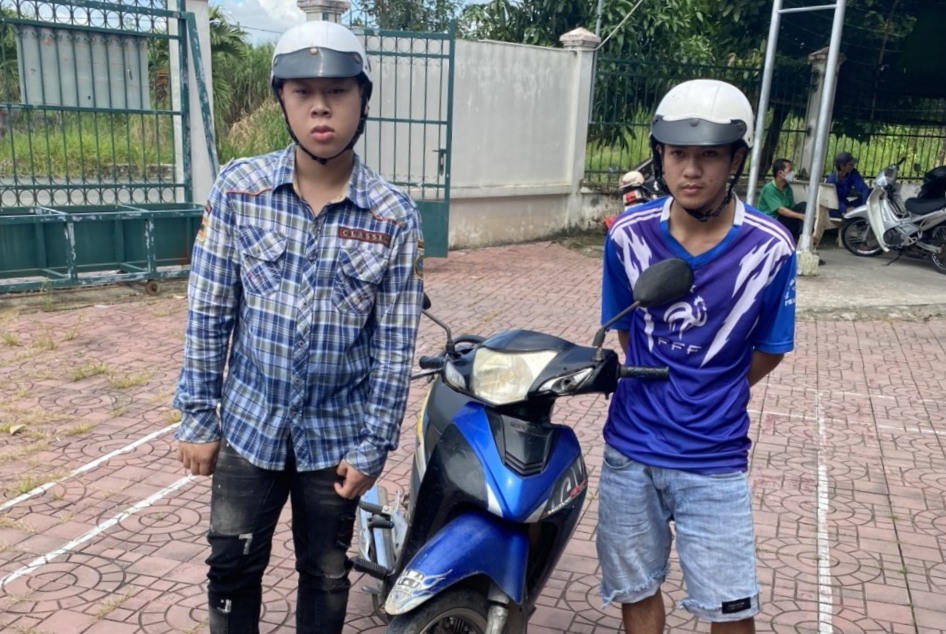 4 đối tượng dùng sơn vẽ quảng cáo trang cờ bạc online lên ghế đá