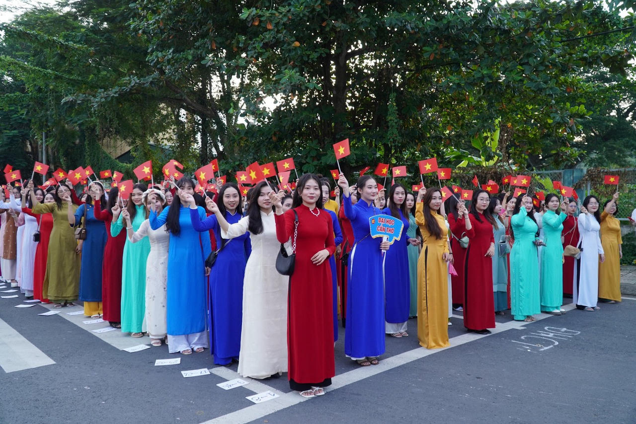 Cần Thơ xác lập kỷ lục với sự kiện diễu hành Áo bà ba và Áo dài đông nhất Việt Nam 