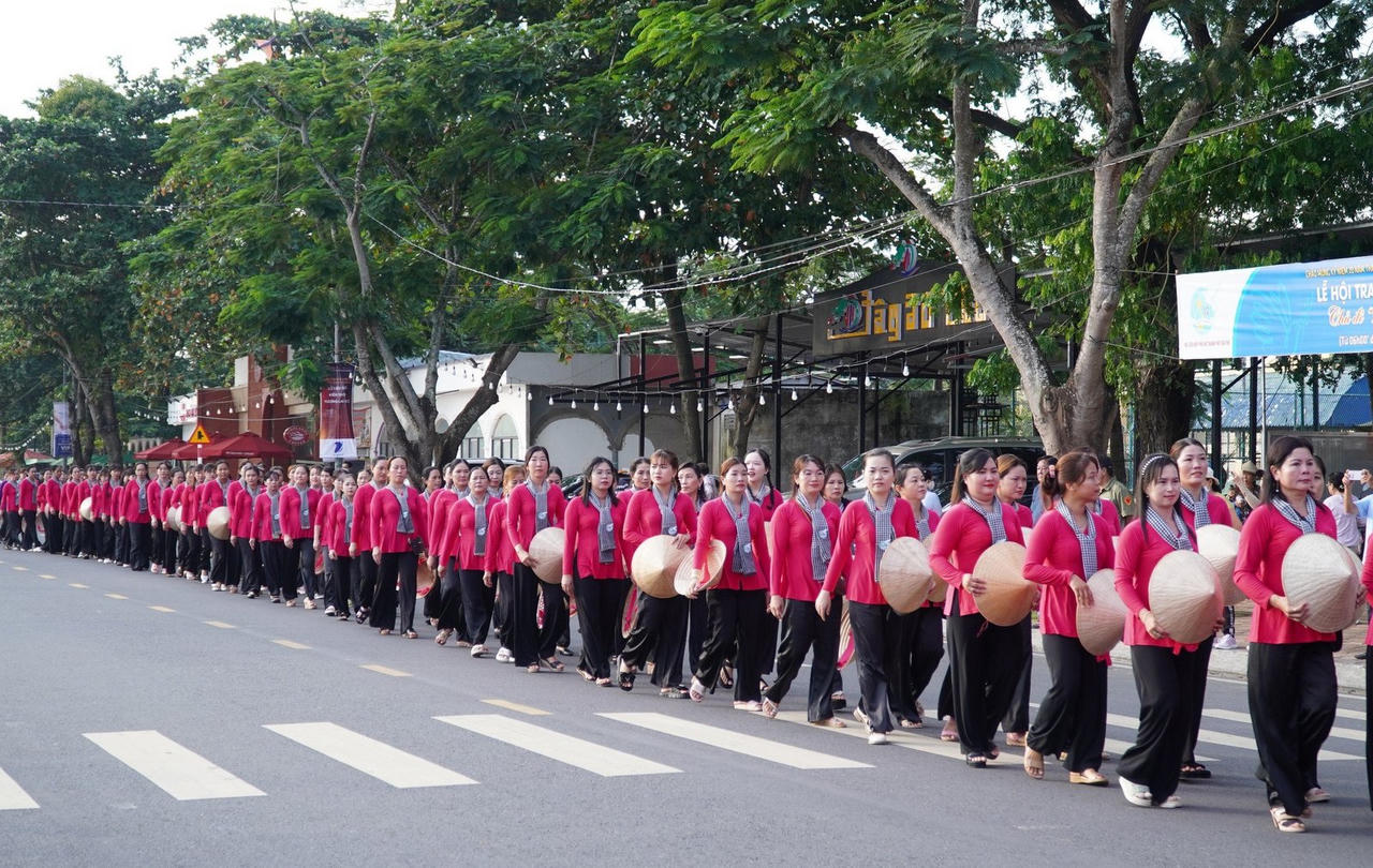 Cần Thơ xác lập kỷ lục với sự kiện diễu hành Áo bà ba và Áo dài đông nhất Việt Nam 
