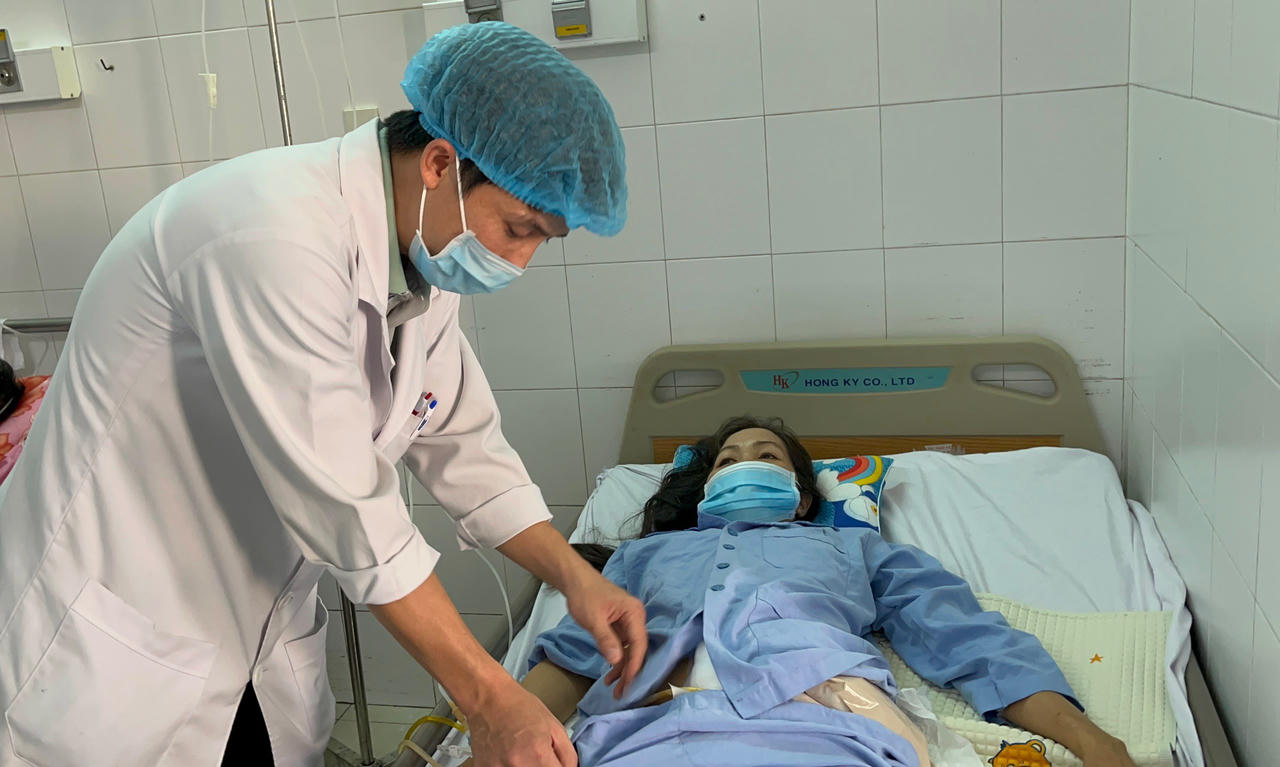 Xuyên đêm cứu nữ bệnh nhân ngã từ trên cây xuống cọc gỗ 