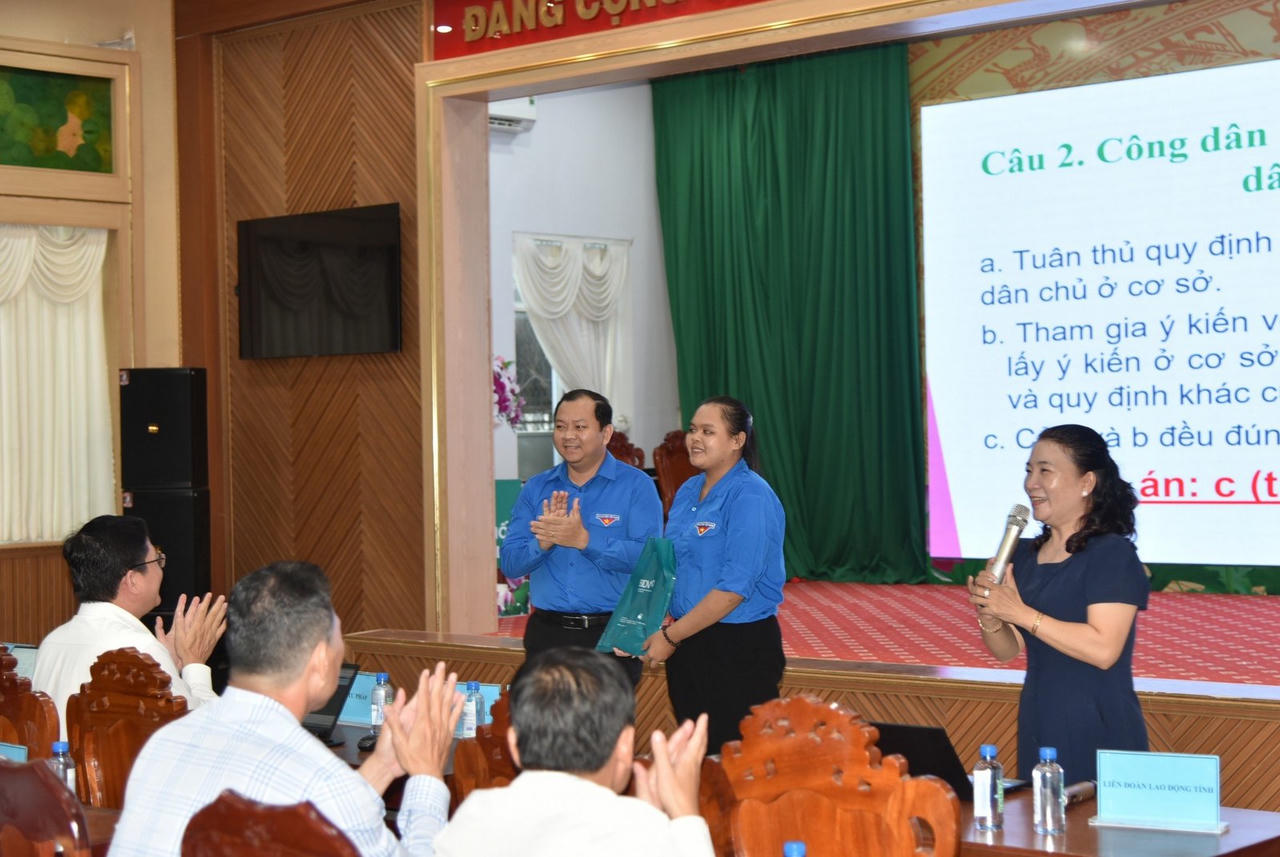 Cuộc thi trực tuyến “Tìm hiểu kiến thức pháp luật” tỉnh Đồng Tháp: “Cánh tay nối dài” lan tỏa pháp luật đến gần dân 