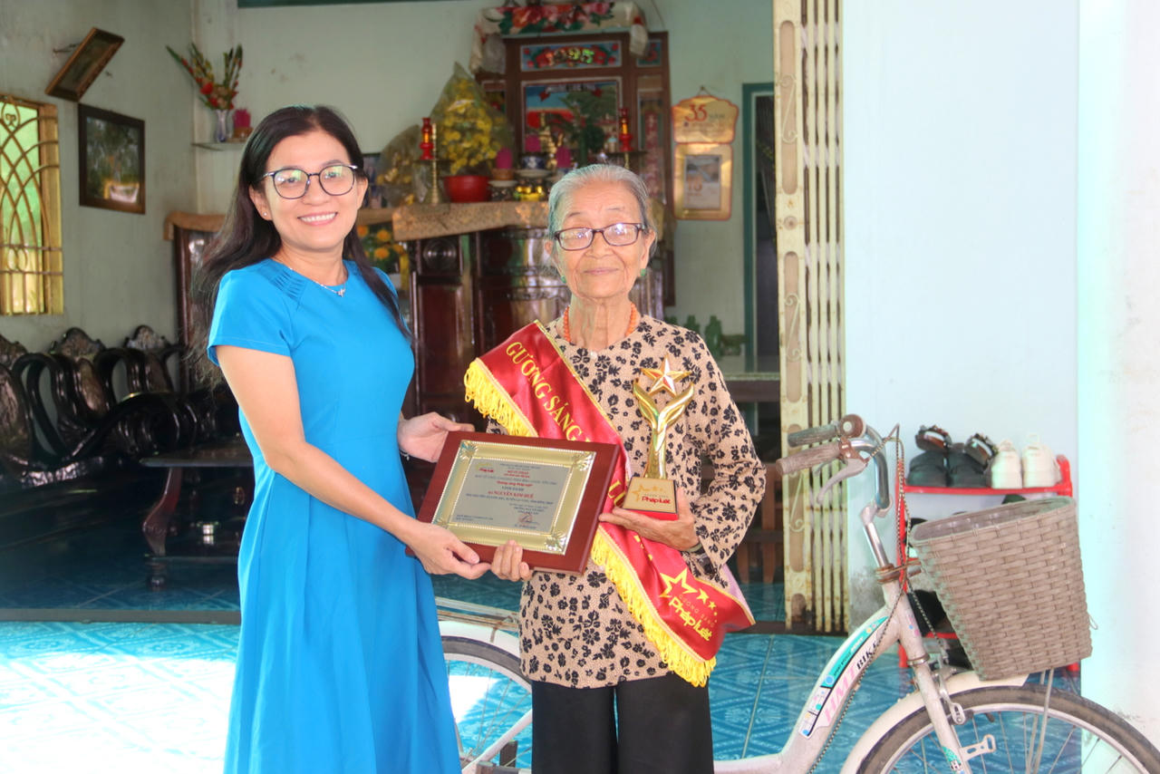 Trao bằng vinh danh “Gương sáng pháp luật” cho Hòa giải viên U90 ở Đồng Tháp 