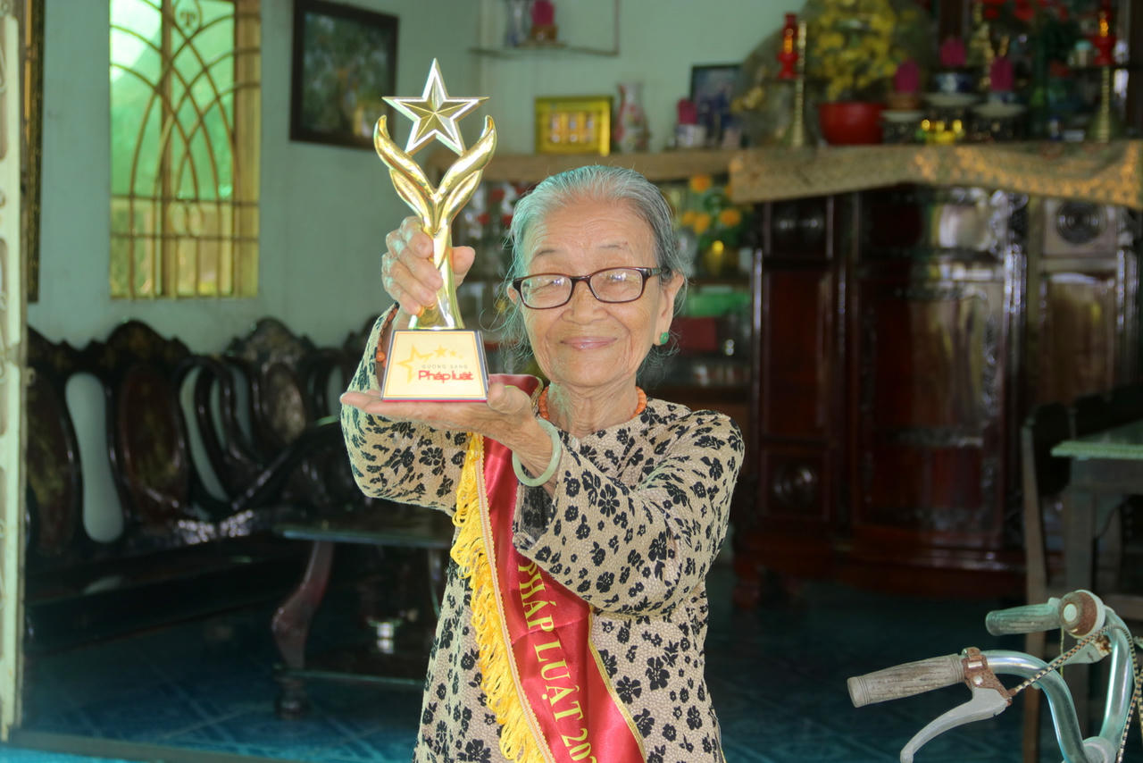 Trao bằng vinh danh “Gương sáng pháp luật” cho Hòa giải viên U90 ở Đồng Tháp 