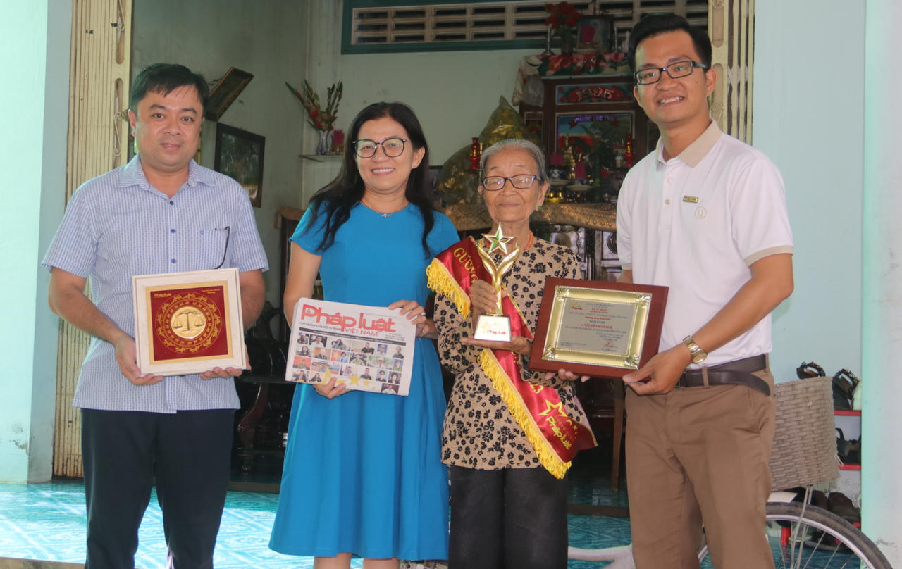 Trao bằng vinh danh “Gương sáng pháp luật” cho Hòa giải viên U90 ở Đồng Tháp 