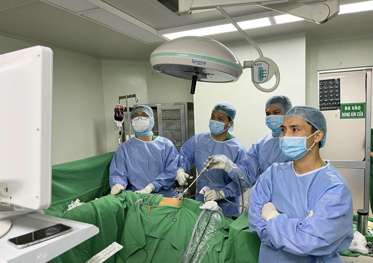 Phẫu thuật nội soi, cắt thành công u thận bán phần do ung thư 