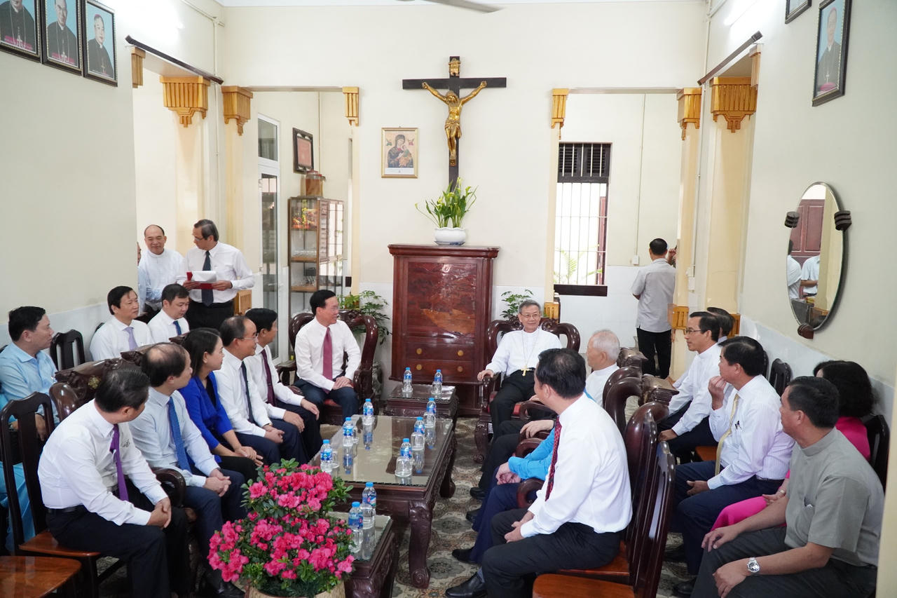 Chủ tịch nước Võ Văn Thưởng thăm, tặng quà Tết tại Vĩnh Long 