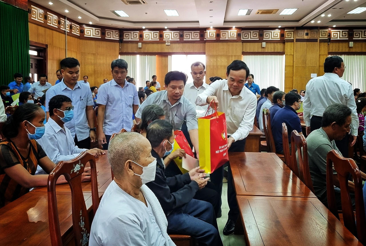 Phó Thủ tướng Trần Lưu Quang thăm, tặng quà Tết tại Trà Vinh