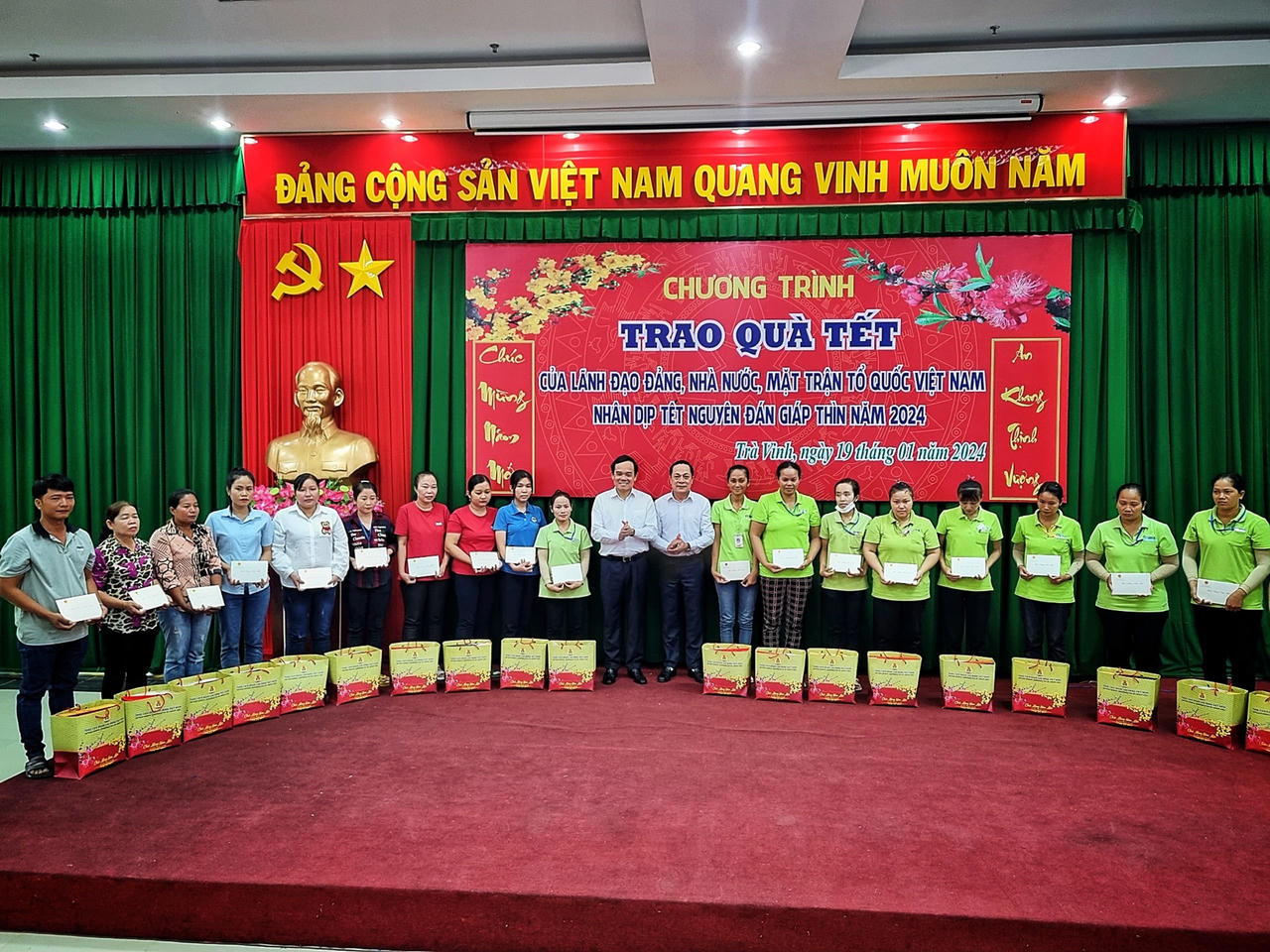 Phó Thủ tướng Trần Lưu Quang thăm, tặng quà Tết tại Trà Vinh
