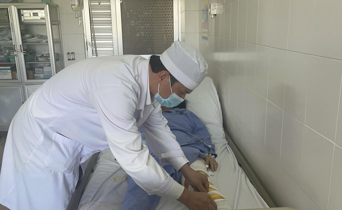 Cần Thơ áp dụng kỹ thuật thay khớp gối chuôi dài điều trị bướu xương lần đầu tiên tại ĐBSCL 