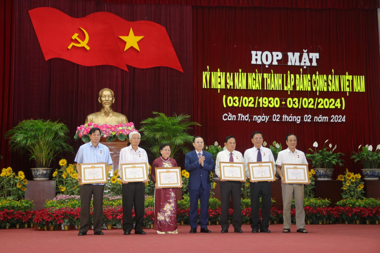 Cần Thơ họp mặt kỷ niệm 94 năm ngày thành lập Đảng Cộng sản Việt Nam 