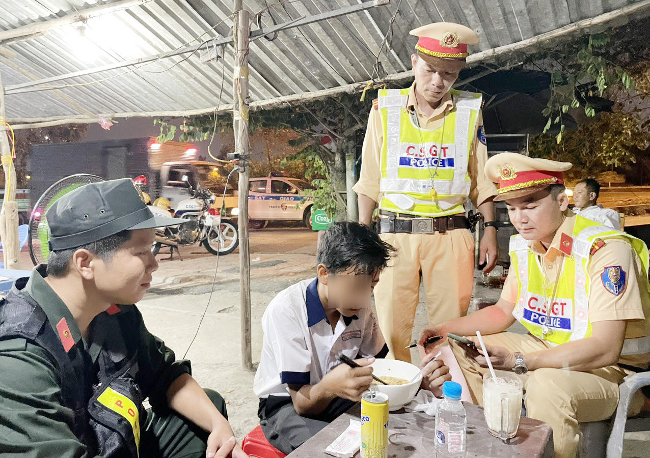 Bé trai 13 tuổi đi lạc xuyên tỉnh được CSGT đưa về nhà an toàn 