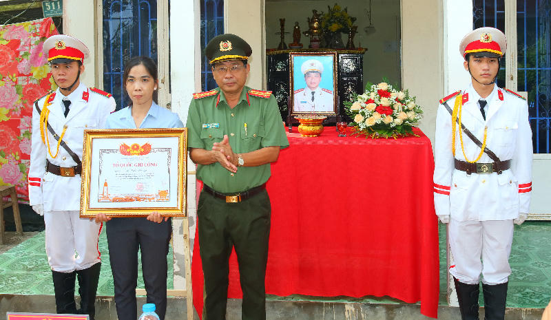 Trao Bằng Tổ quốc ghi công cho gia đình liệt sĩ hi sinh khi truy bắt tội phạm ở Đồng Tháp