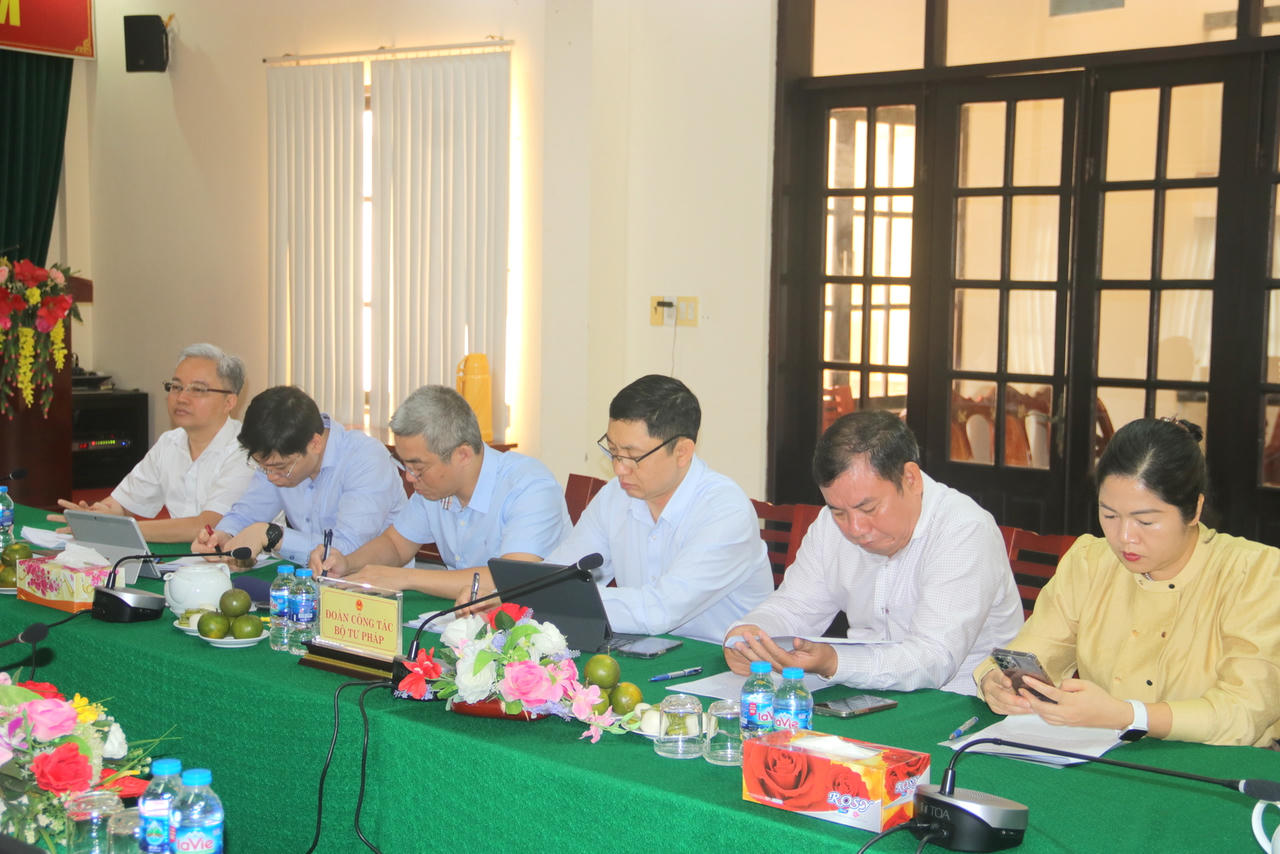 Bộ trưởng Lê Thành Long làm việc với Sở Tư pháp, Cục THADS tỉnh Hậu Giang 