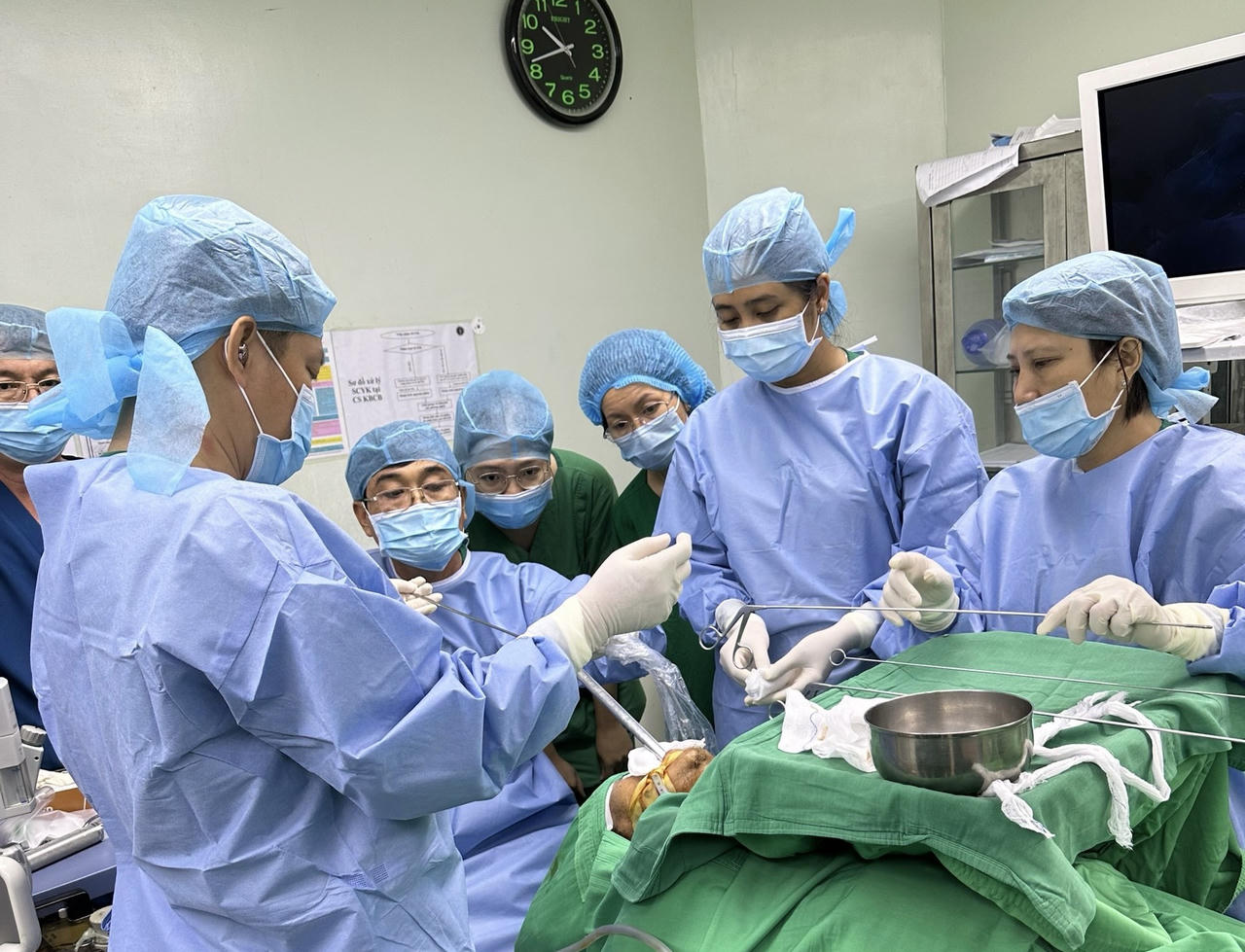 Cứu sống cụ ông U80 bị hóc xương gà nguy kịch 