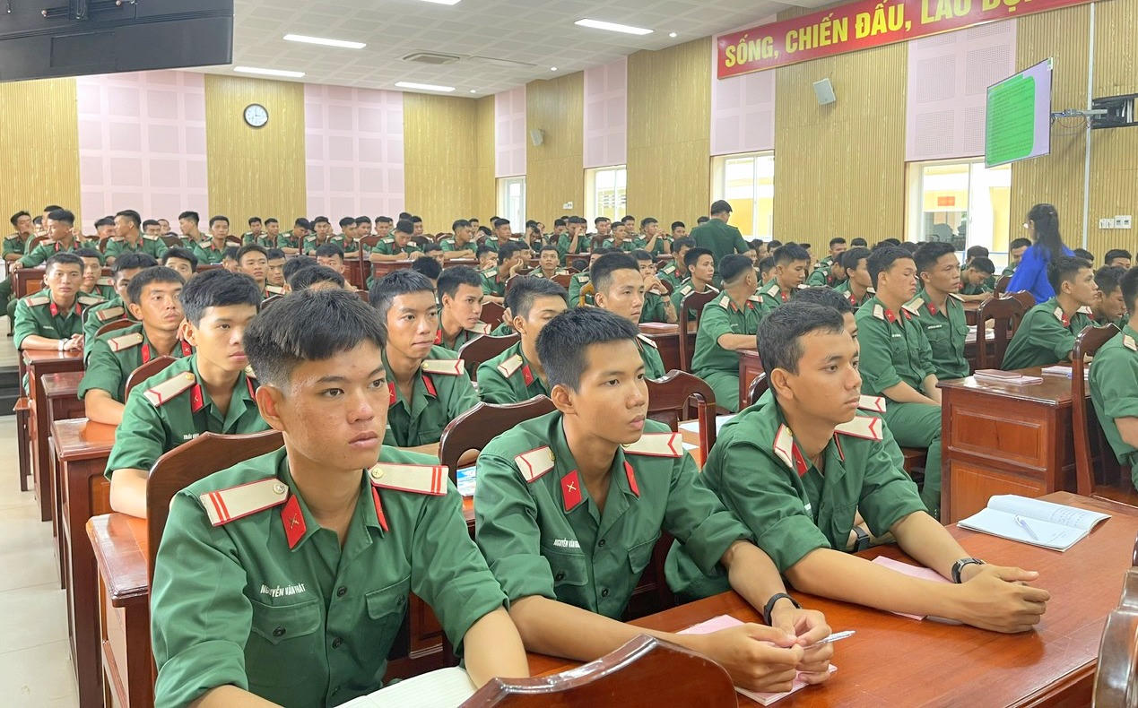 Đồng Tháp phổ biến pháp luật cho cán bộ, chiến sĩ Trung đoàn Bộ binh 320 