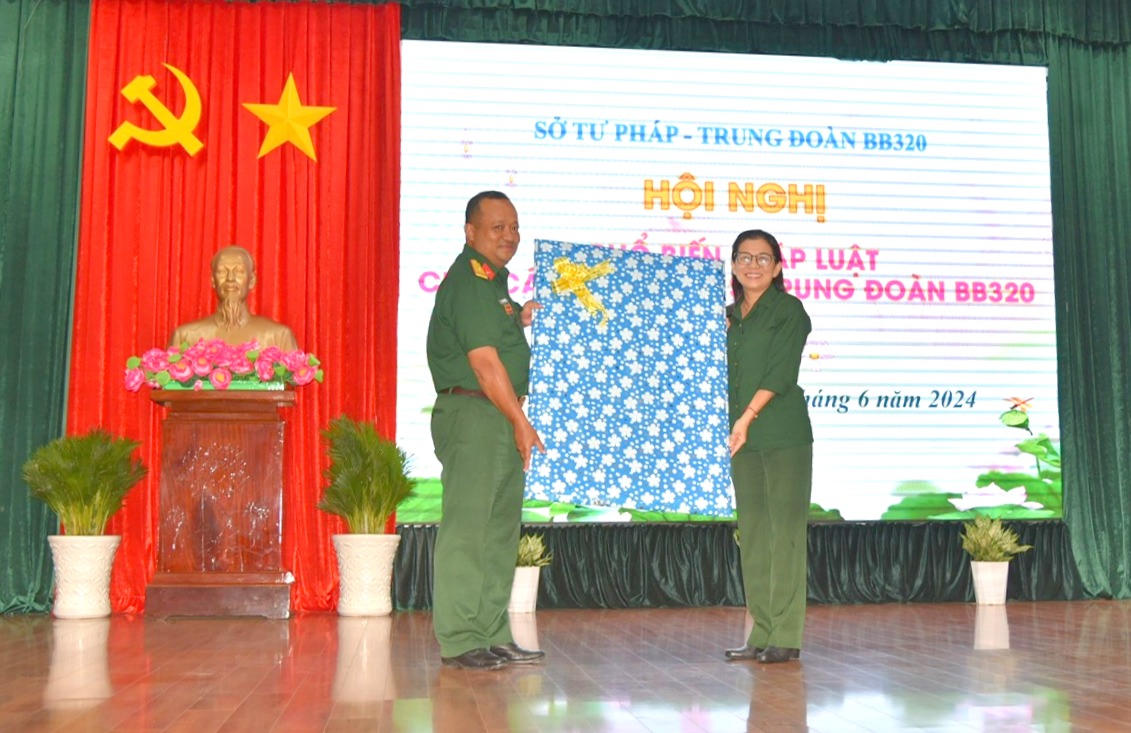 Đồng Tháp phổ biến pháp luật cho cán bộ, chiến sĩ Trung đoàn Bộ binh 320 