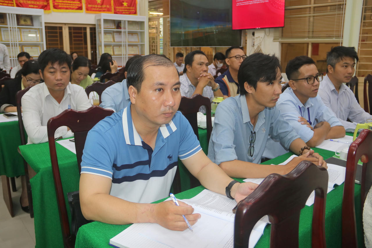 Sở NN&PTNT Cần Thơ triển khai, phổ biến luật mới cho hơn 100 đại biểu 