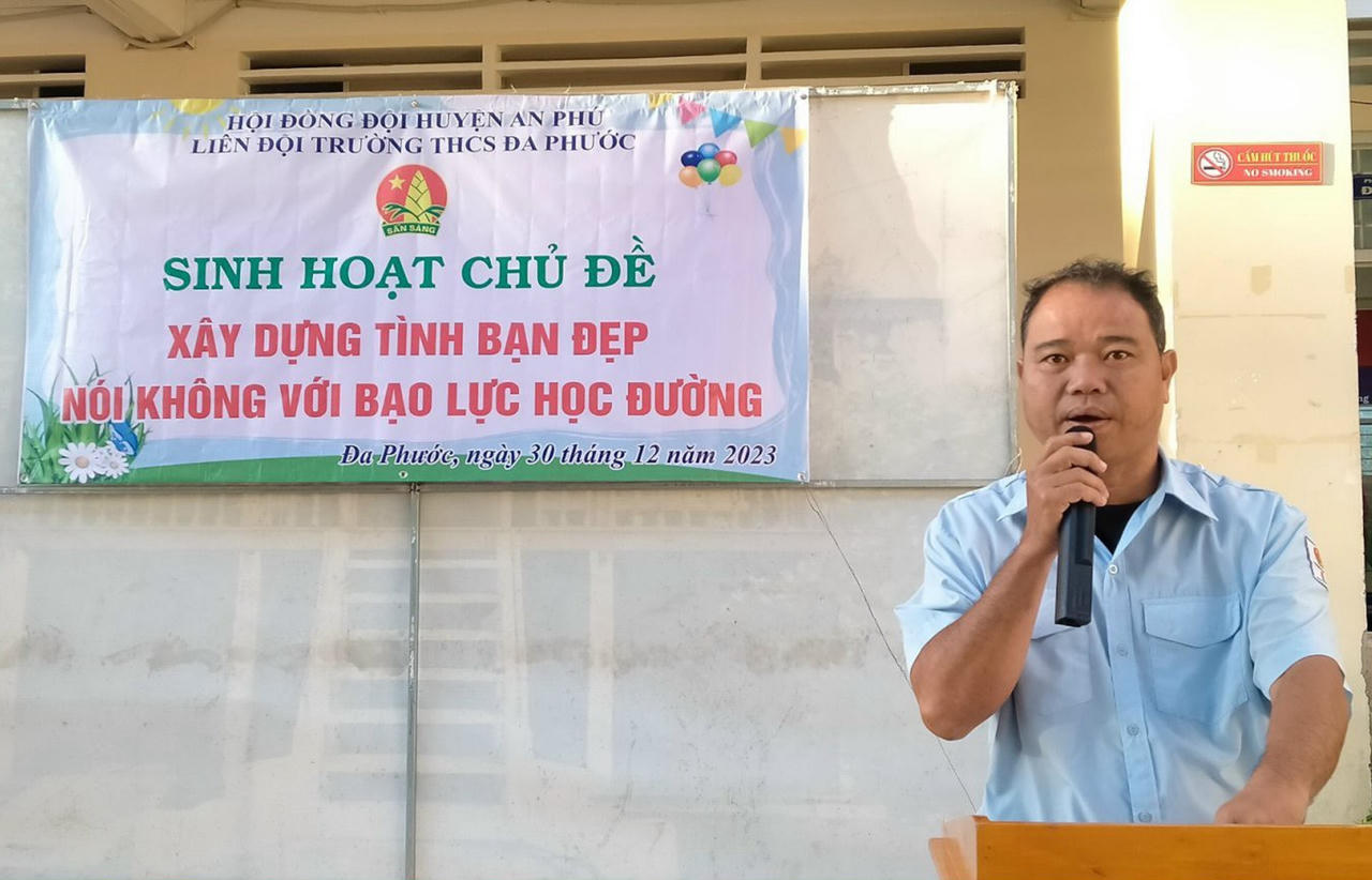 Thầy giáo người Chăm 'nặng lòng' với học sinh nghèo 