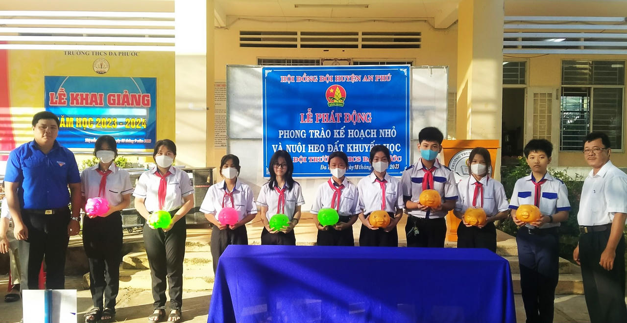 Thầy giáo người Chăm 'nặng lòng' với học sinh nghèo 