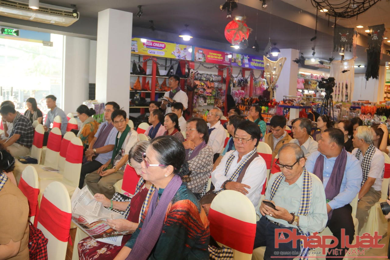 Ra mắt sách “Văn hóa khăn rằn” 