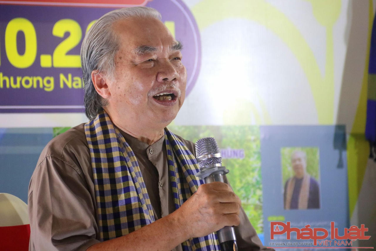 Ra mắt sách “Văn hóa khăn rằn” 