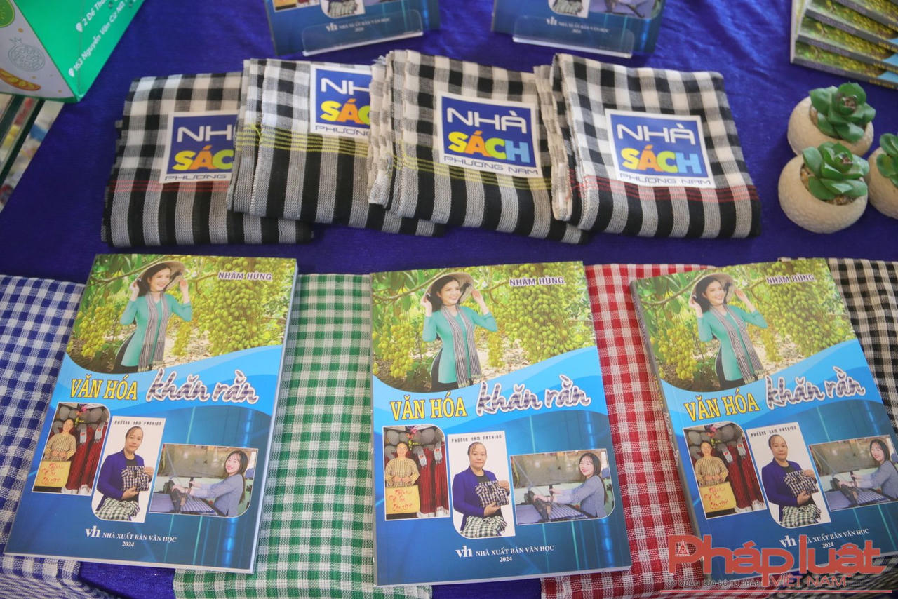 Ra mắt sách “Văn hóa khăn rằn” 