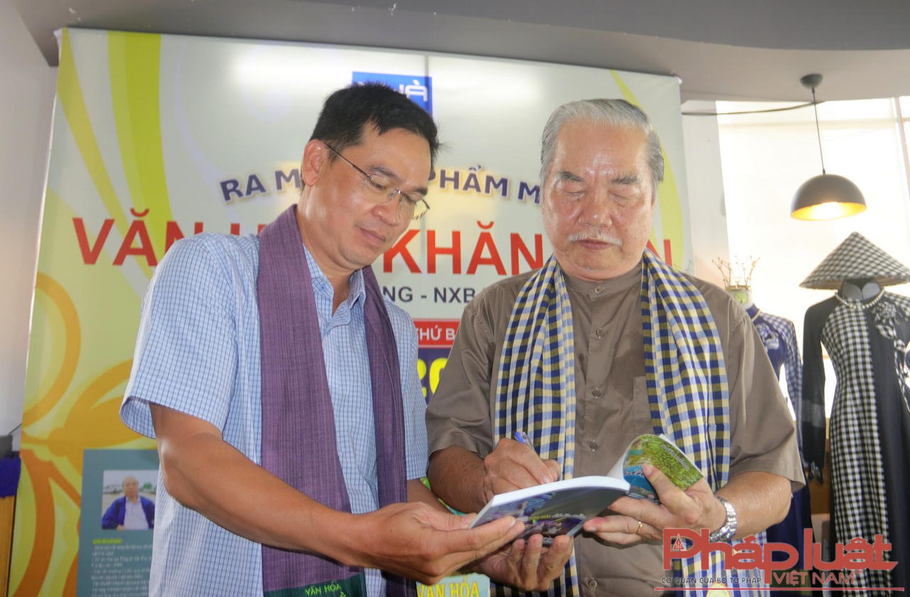 Ra mắt sách “Văn hóa khăn rằn” 