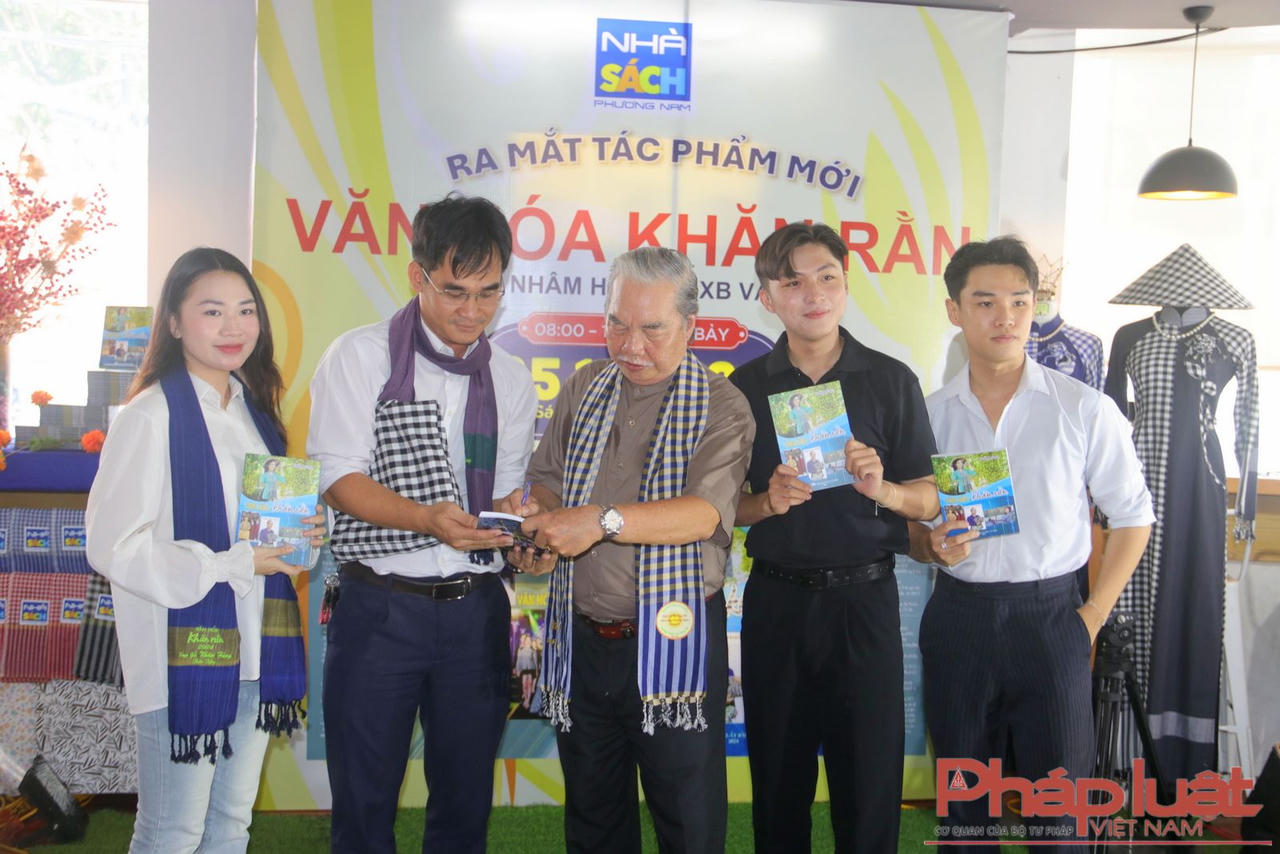 Ra mắt sách “Văn hóa khăn rằn” 