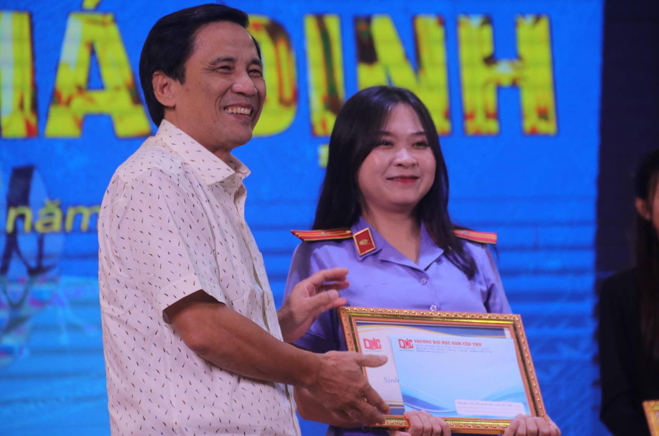 Tuyên truyền pháp luật cho sinh viên qua “Phiên tòa giả định” 