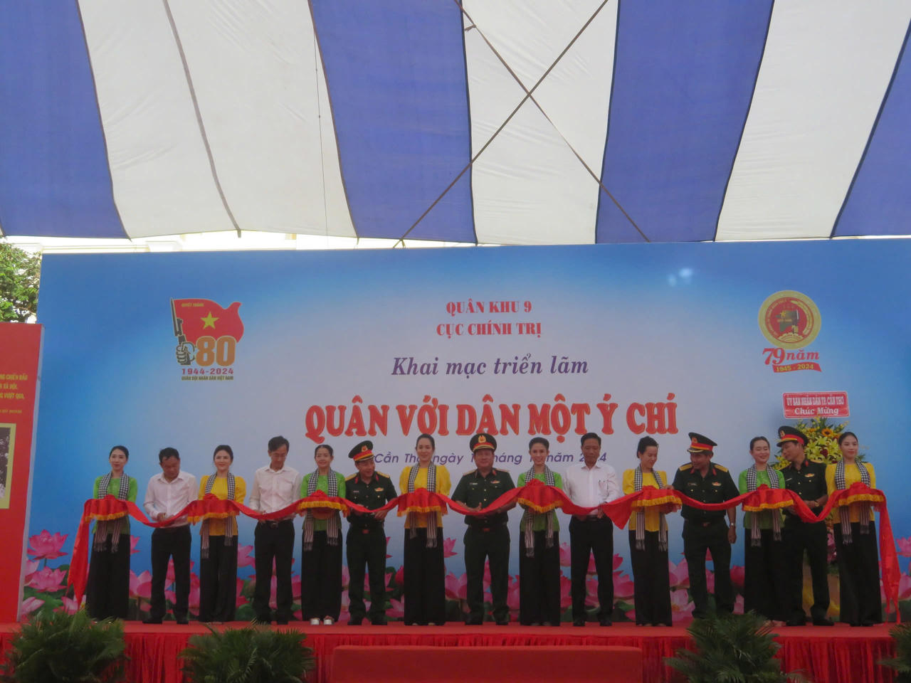 Triển lãm 'Quân với dân một ý chí'