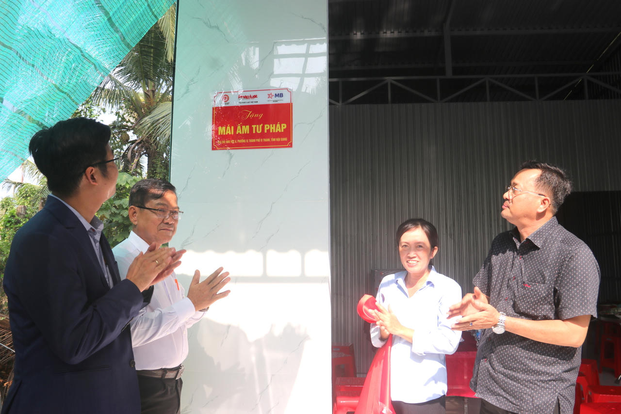 Báo Pháp luật Việt Nam trao tặng 'Mái ấm Tư pháp' ở Hậu Giang