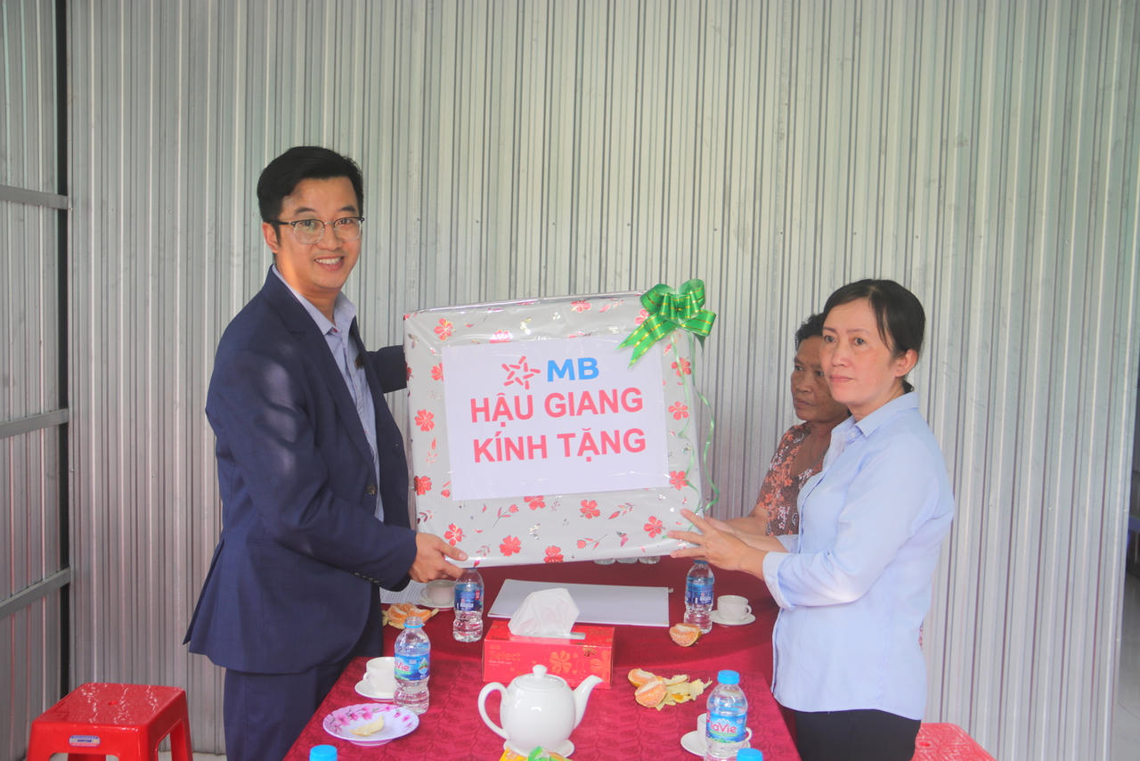 Báo Pháp luật Việt Nam trao tặng 'Mái ấm Tư pháp' ở Hậu Giang