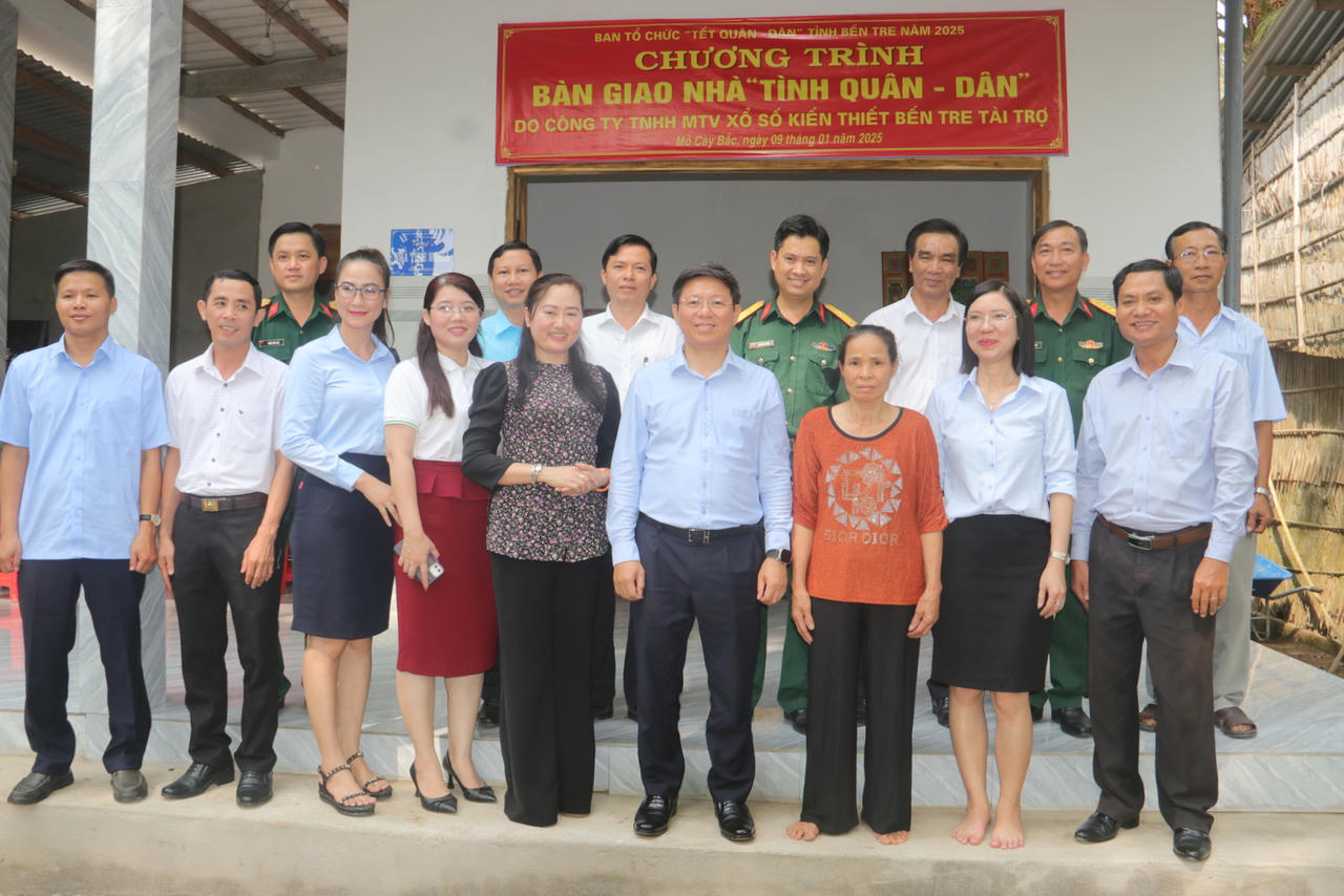 Bến Tre: Bàn giao 30 căn nhà 'Tình quân - dân' ở huyện Mỏ Cày Bắc