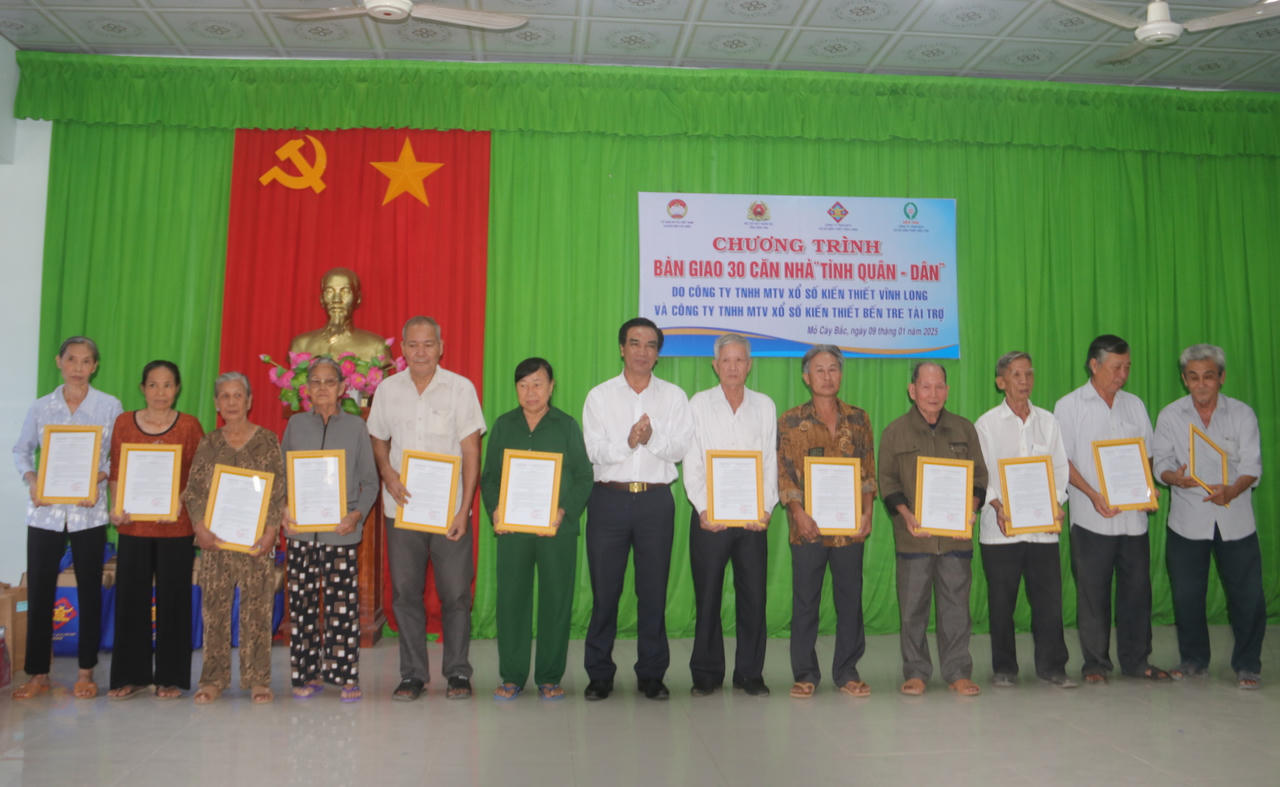 Bến Tre: Bàn giao 30 căn nhà 'Tình quân - dân' ở huyện Mỏ Cày Bắc