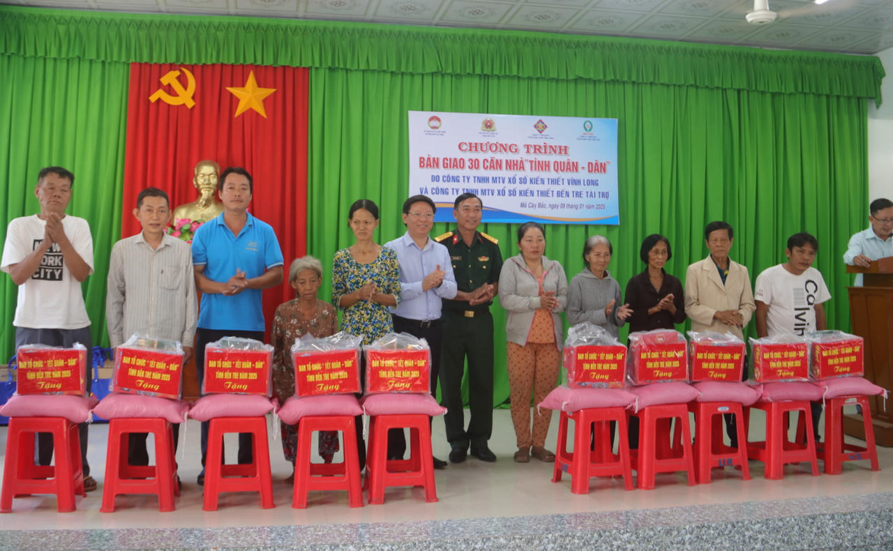 Bến Tre: Bàn giao 30 căn nhà 'Tình quân - dân' ở huyện Mỏ Cày Bắc