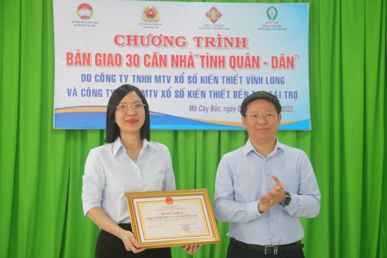 Bến Tre: Bàn giao 30 căn nhà 'Tình quân - dân' ở huyện Mỏ Cày Bắc