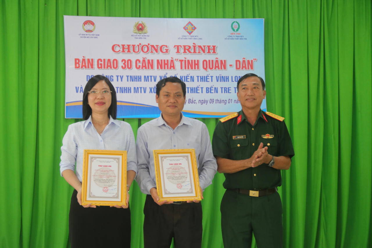 Bến Tre: Bàn giao 30 căn nhà 'Tình quân - dân' ở huyện Mỏ Cày Bắc