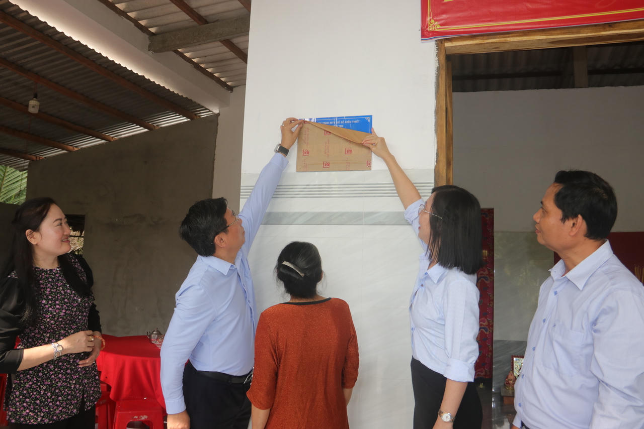 Bến Tre: Bàn giao 30 căn nhà 'Tình quân - dân' ở huyện Mỏ Cày Bắc