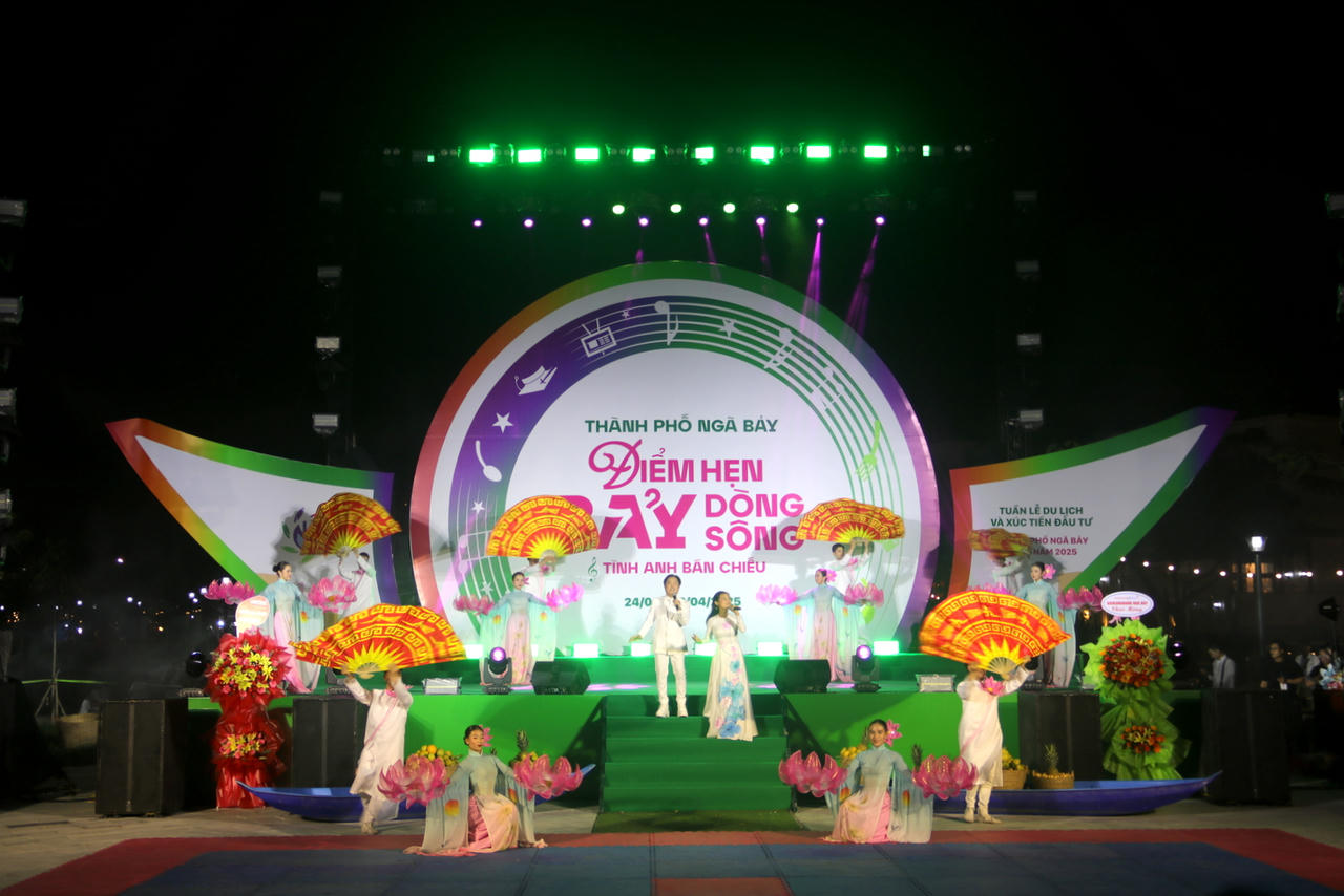 Khai mạc tuần lễ du lịch và xúc tiến đầu tư 'Điểm hẹn bảy dòng sông - Tình anh bán chiếu'