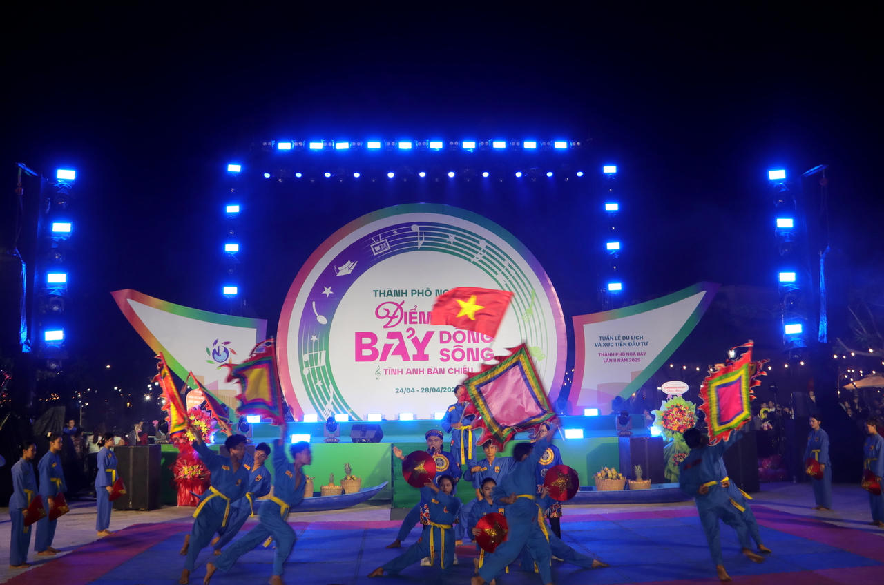 Khai mạc tuần lễ du lịch và xúc tiến đầu tư 'Điểm hẹn bảy dòng sông - Tình anh bán chiếu'