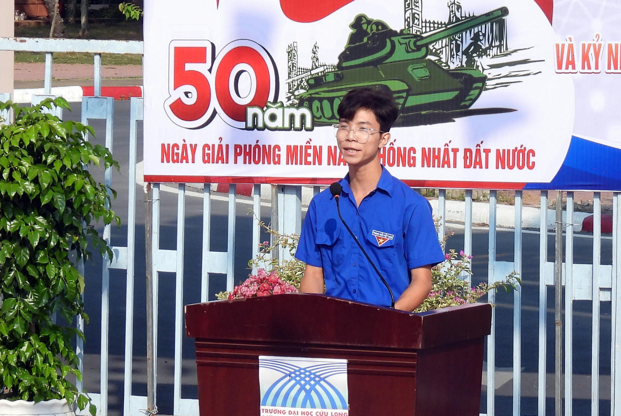 Trường Đại học Cửu Long khánh thành 'Đường cờ chiến thắng'