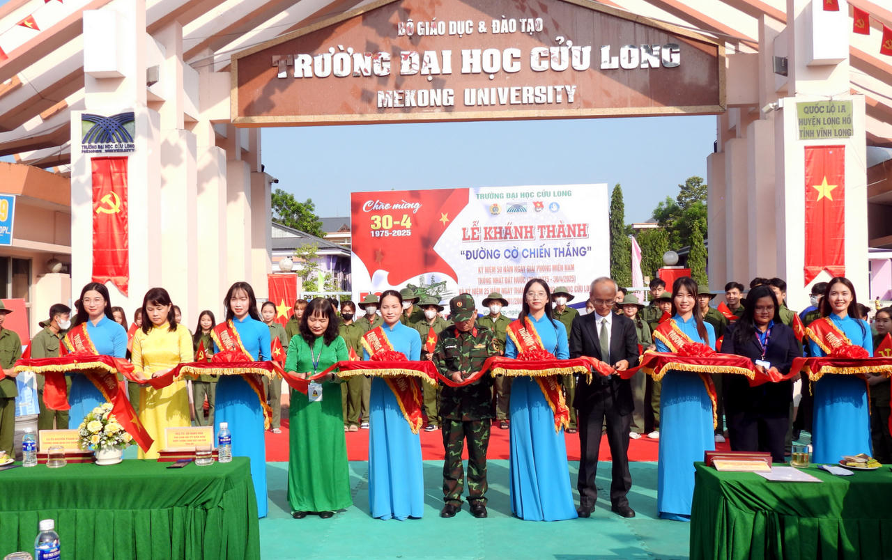 Trường Đại học Cửu Long khánh thành 'Đường cờ chiến thắng'