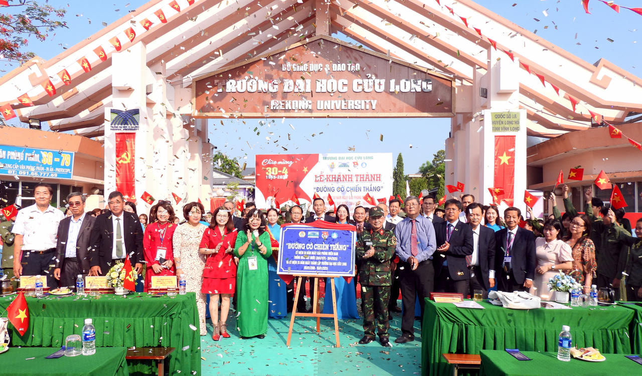 Trường Đại học Cửu Long khánh thành 'Đường cờ chiến thắng'