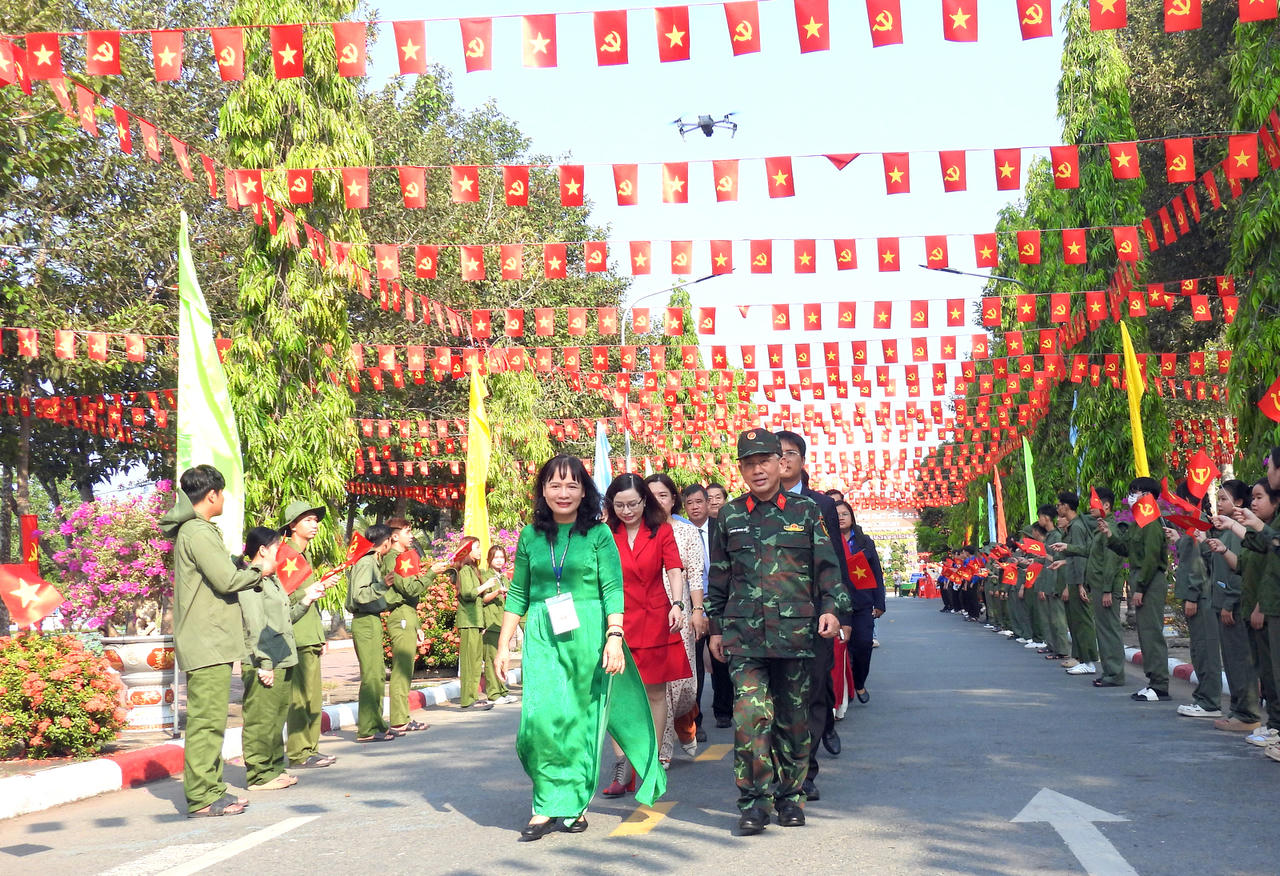 Trường Đại học Cửu Long khánh thành 'Đường cờ chiến thắng'