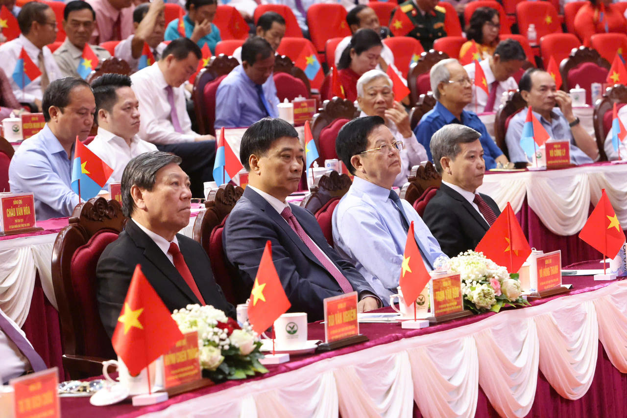 Vĩnh Long vinh dự đón nhận Huân chương Lao động hạng Nhất 